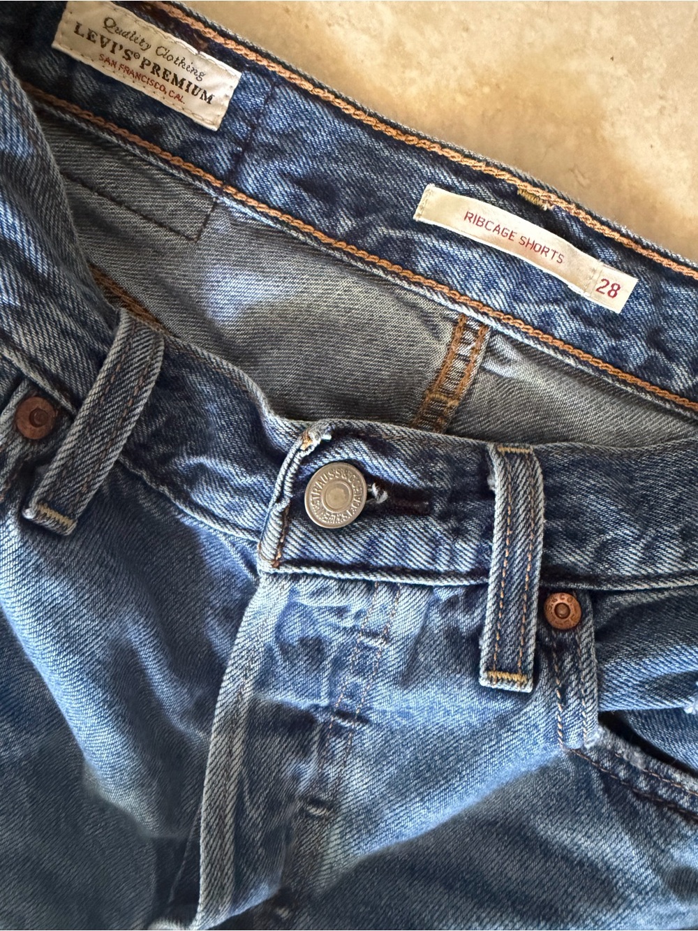 Levi's Ribcage Shorts - Picture 2 of 4